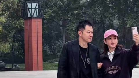 【#差点认不出这是任泉#】#清华大学偶遇任泉李冰冰# 近日，有网友晒
