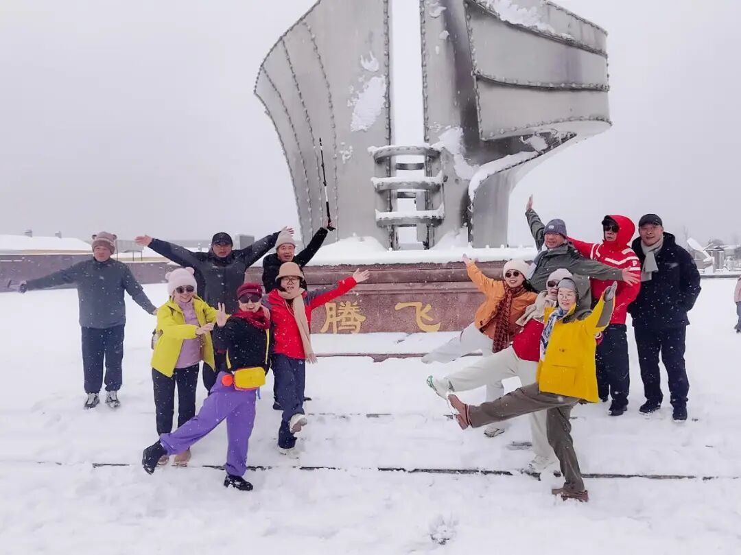 游客在漠河雪景中打卡。大兴安岭地委宣传部供图