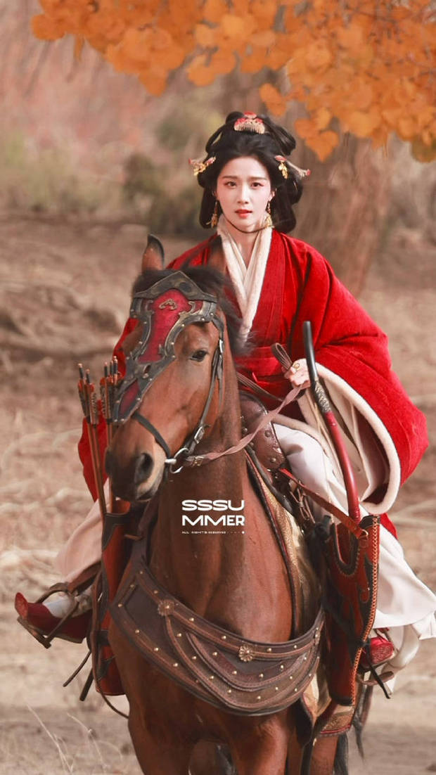 卢昱晓新剧红衣骑马路透英气十足