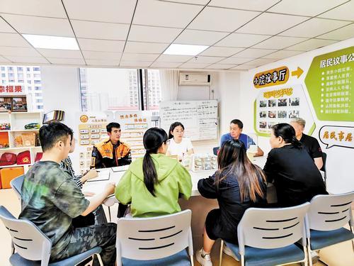 今年5月,衡水市桃城区福苑社区“小院议事厅”召开社区议事会,听取大家关于社区便民设施提升的意见建议。受访者供图
