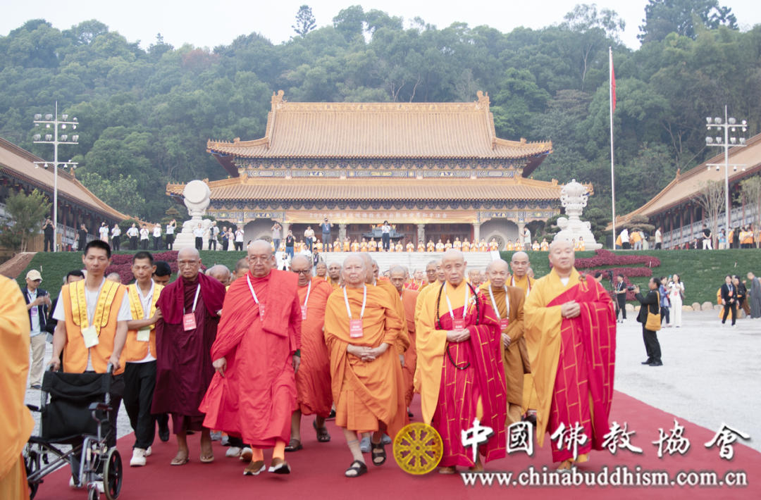 与会各国佛教界代表在南宁天宁寺祈愿世界和平