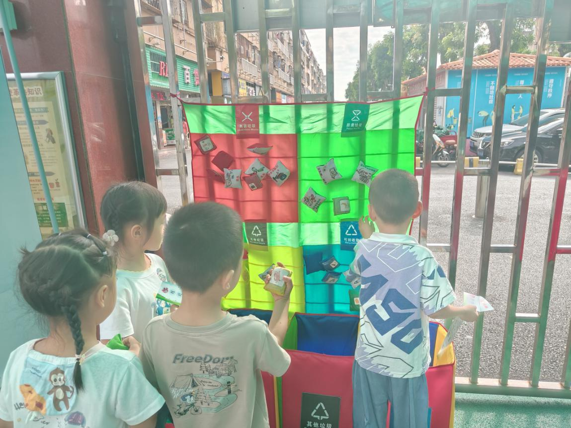 铁岗社区垃圾分类进幼儿园 趣味游戏播撒环保种子