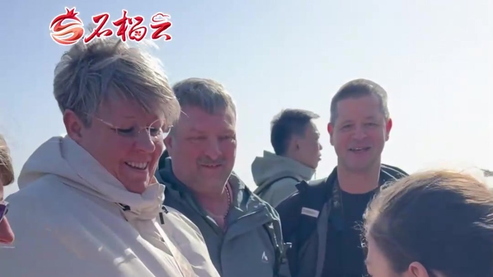 长城之上！新疆少年和外国友人共享中国红