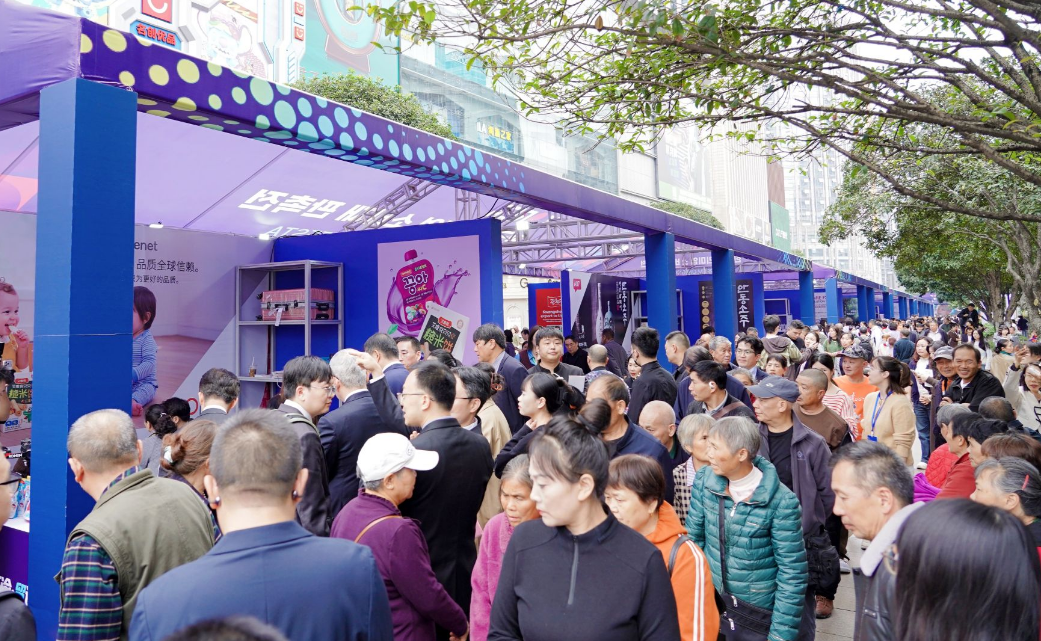 活动现场人头攒动。重庆市商务委供图