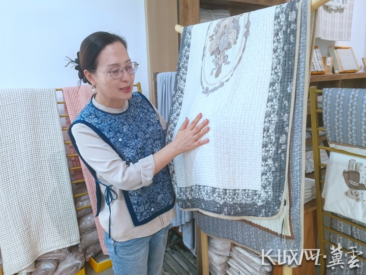 河北永亮纺织品有限公司相关负责人展示具有抑菌功能的泡泡纱浴巾。长城网&middot;冀云客户端记者 吴新光 摄