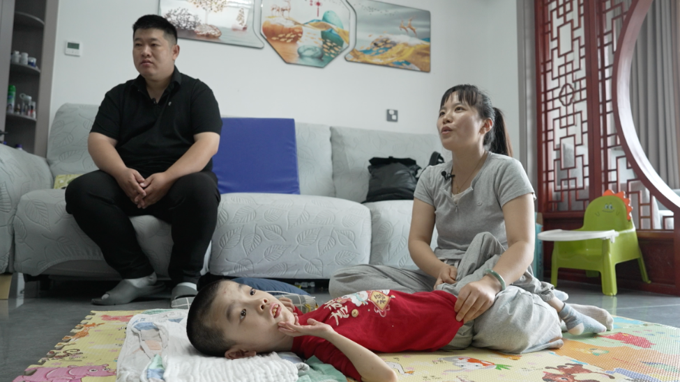“猪都不让吃的，我们给孩子吃了”，一个渐冻症患儿家庭的8年