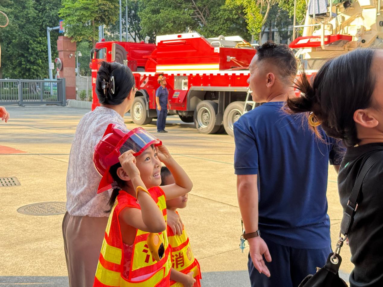 致敬火焰蓝 亲子共成长——径贝社区开展亲子家庭消防站职业体验活动