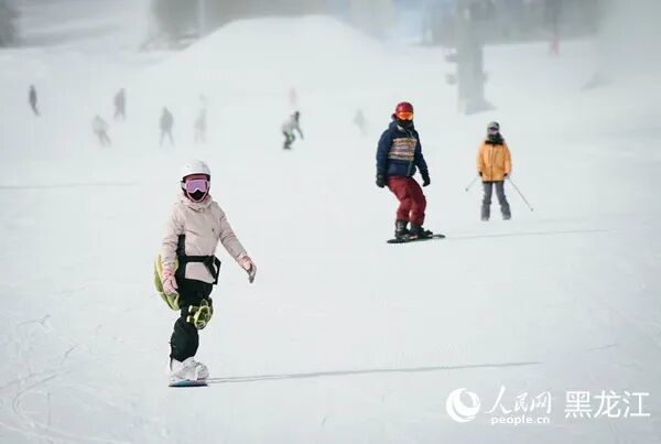 滑雪爱好者在亚布力阳光滑雪场驰骋（资料图）。人民网记者 苏靖刚摄