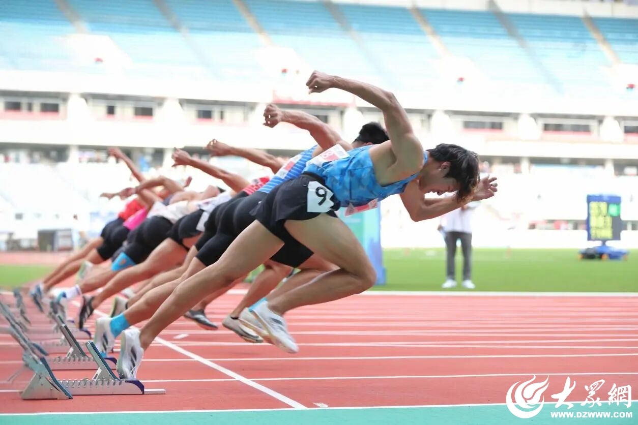 第24届全国大学生田径锦标赛中选手起跑瞬间