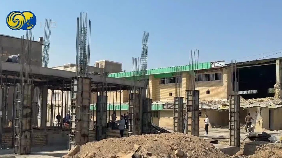 伊朗霍梅因市民在废墟旁恢复生活