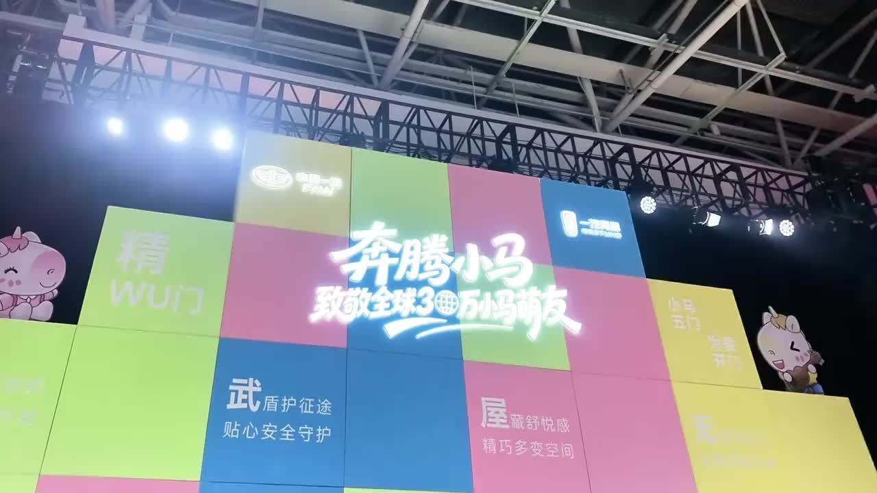 【续航328km+全系400V！实拍奔腾小马五门版，告别后排“小板凳”】 微型电车只能凑合代步？奔腾小马五门版来了。补齐老款后排上下车痛点，空间、安全、续航全面升级。2200MPa 热成型钢、328k