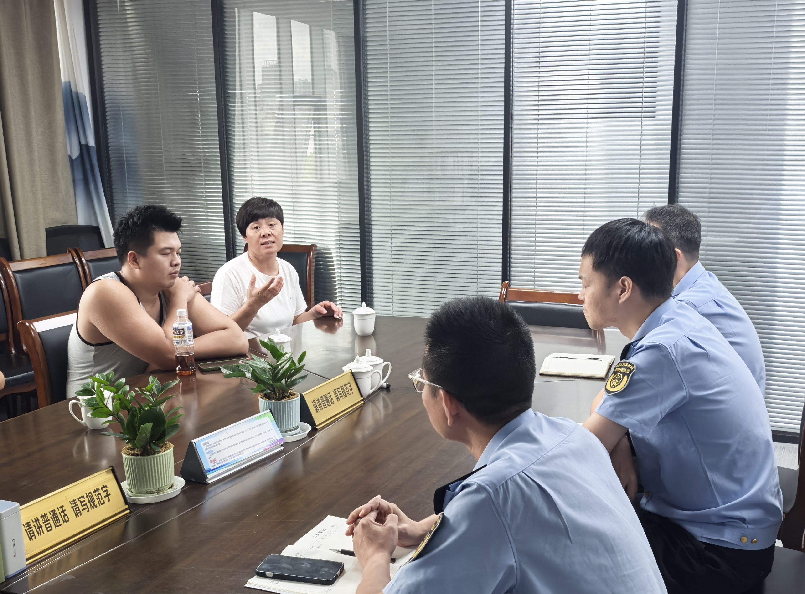 面对面恳谈 共商共治解决菜场市容难题