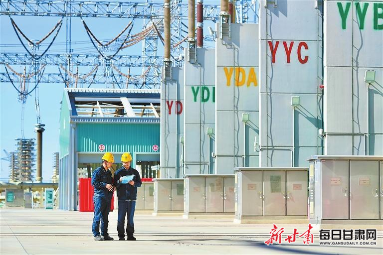 近日，位于瓜州县的祁韶特高压直流工程&plusmn;800千伏祁连换流站运维人员正在巡检设备。新甘肃&middot;甘肃日报通讯员　苏容