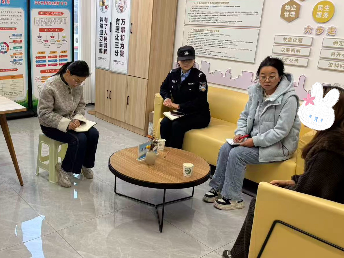在社区妇联执委婚调室进行调解.jpg