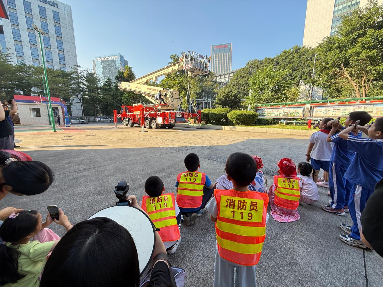 致敬火焰蓝 亲子共成长——径贝社区开展亲子家庭消防站职业体验活动