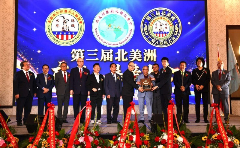 八个广府人会会长和领事一起向Leland Sun(孙国雄先生)颁奖