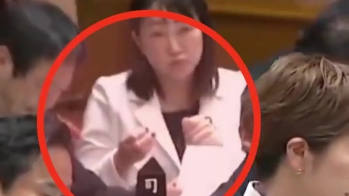 你跟她讲职责，她跟你谈权利，日本女议员开会修指甲被批，竟发文“顶嘴”
