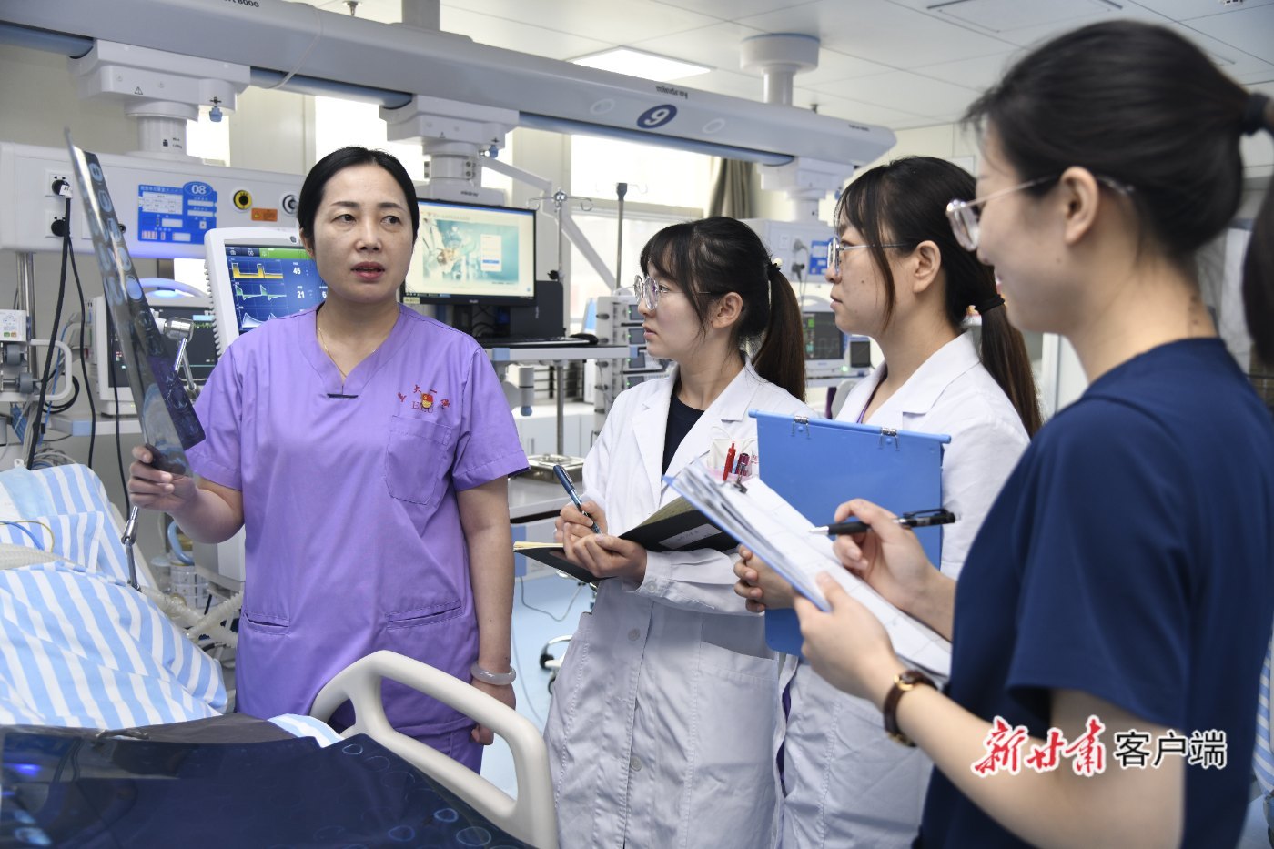 兰州大学第一医院急诊科、急诊重症医学科主任刘丽平（左一）带领团队研究患者病情