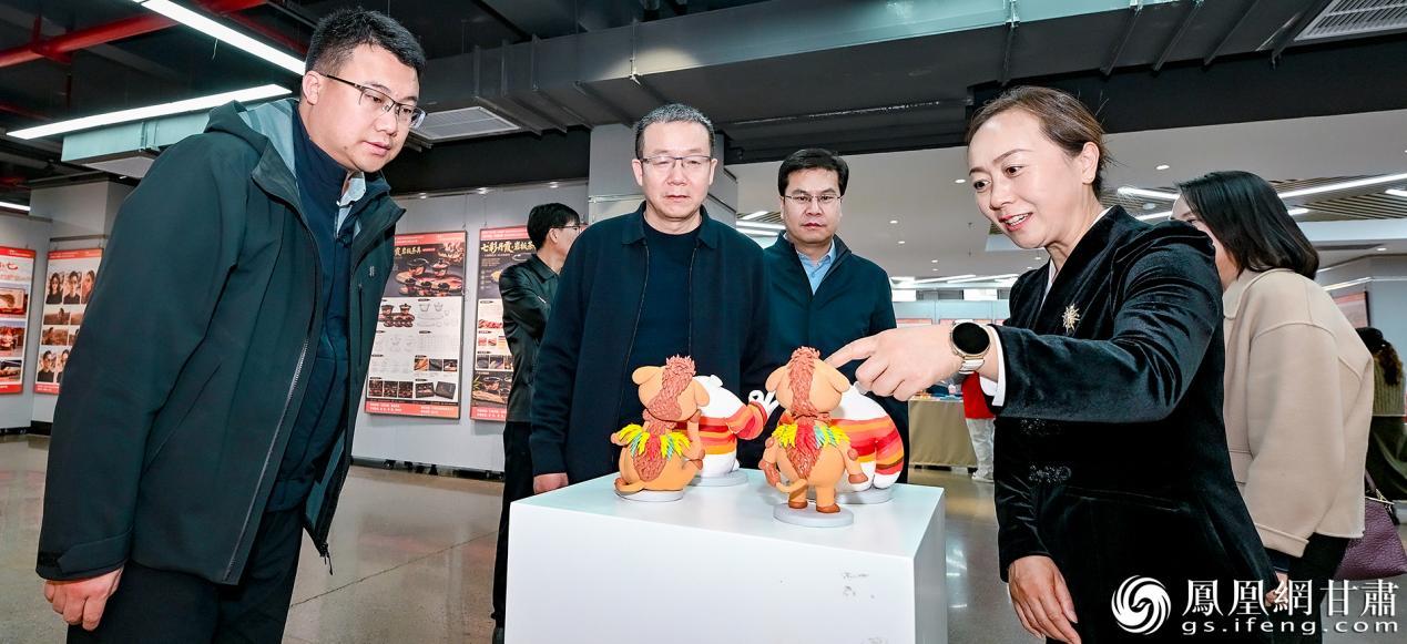 出席大赛颁奖典礼的嘉宾参观获奖作品