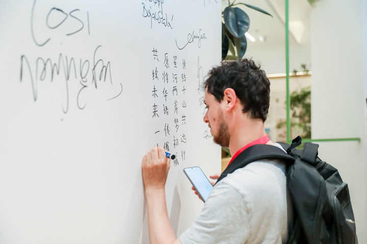 俄罗斯汉学家罗子毅在第七次汉学家文学翻译国际研讨会上题诗。南京市文学之都促进会供图