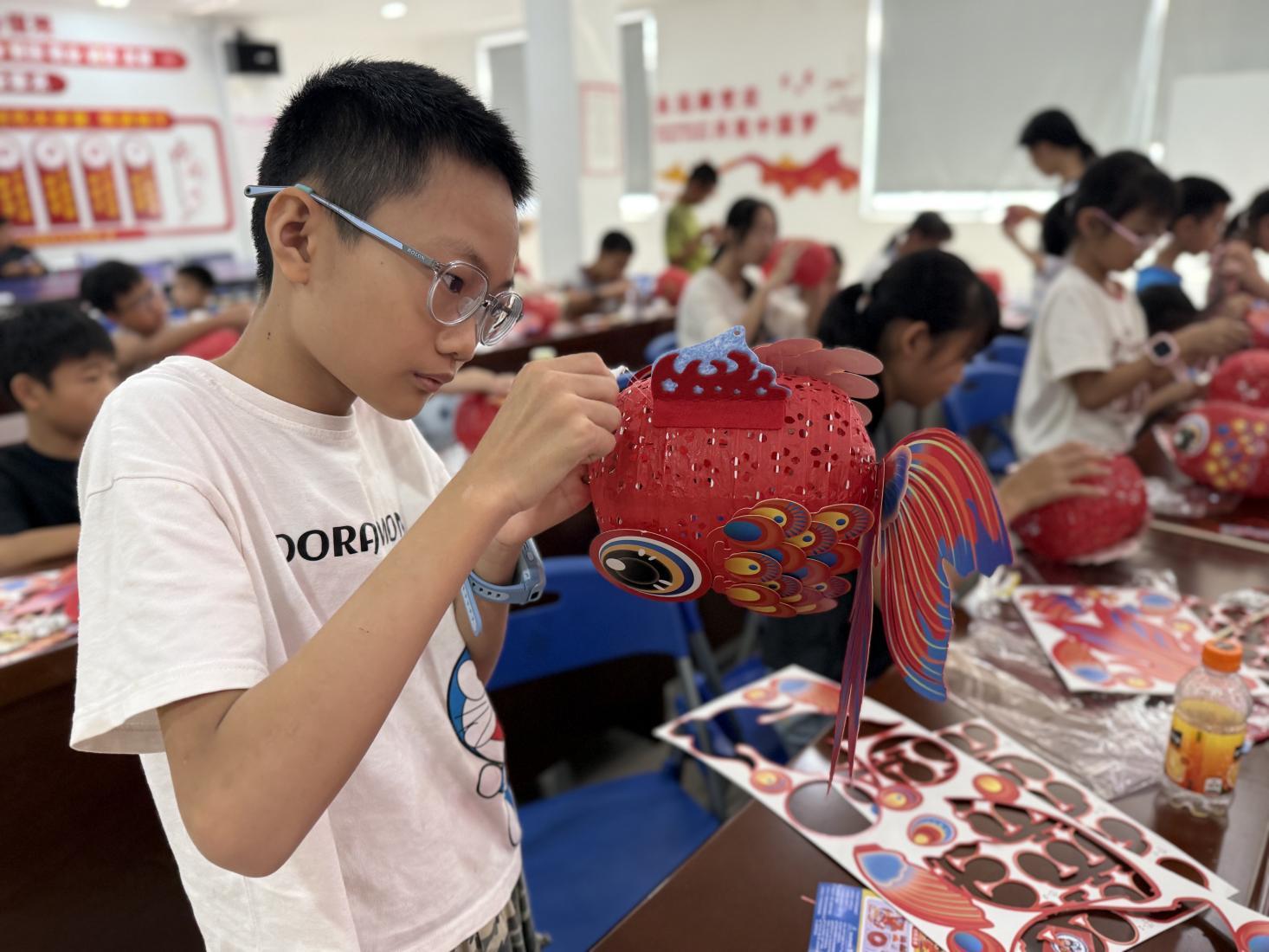 灯映三月三,鱼跃非遗梦 —— 西乡社区开展儿童非遗鱼灯手作活动