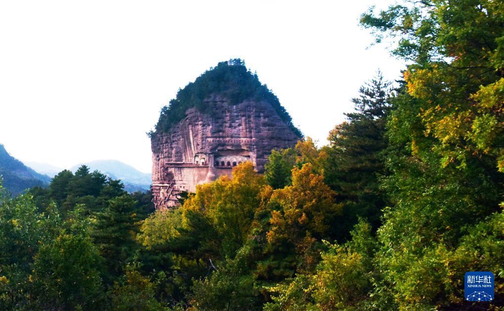 10月27日在甘肃省天水市拍摄的麦积山秋景　新华社发（张景文　摄）