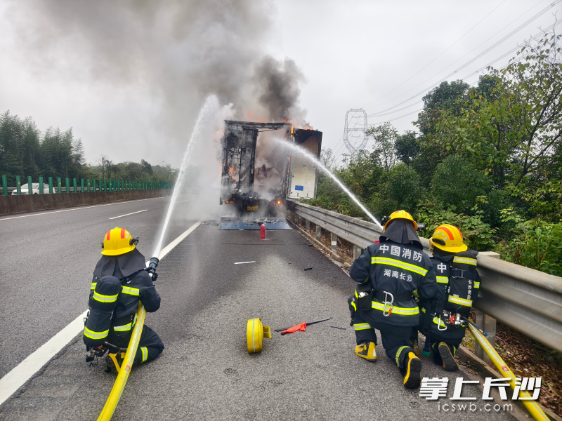 消防员在紧急灭火。 均为长沙晚报通讯员 张佳欣 摄