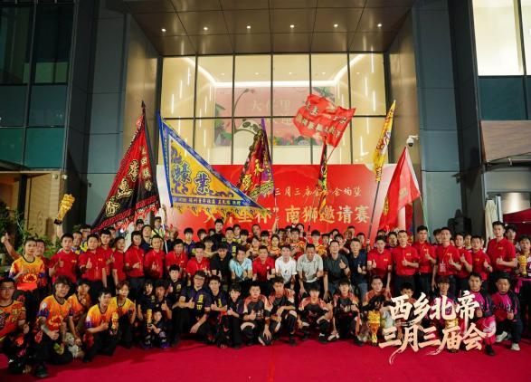 亲子观赛的热闹场景（左）与赛事现场合影（右）。