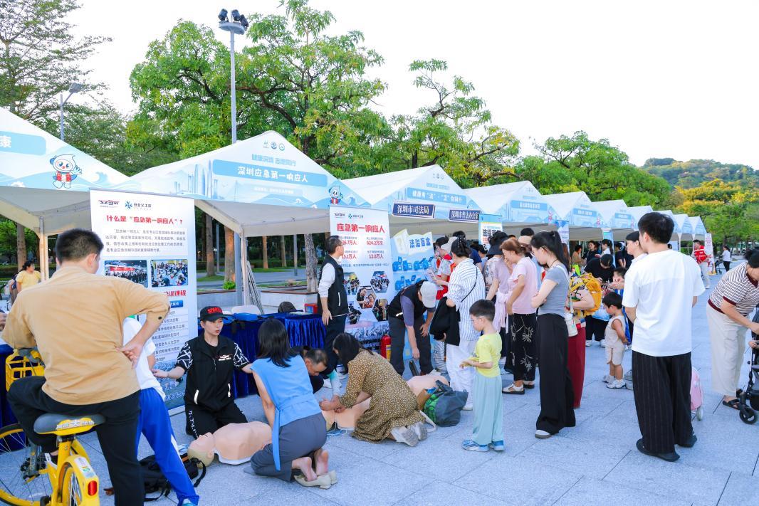 (“健康志愿+”主题市集现场)