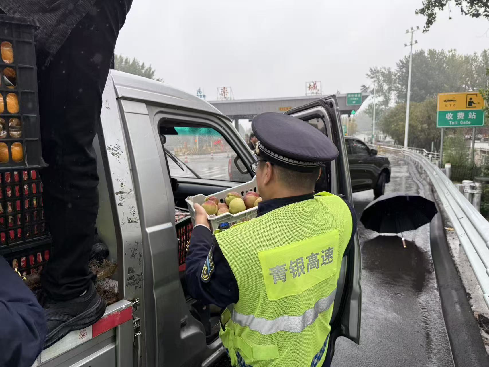 河北高速集团青银分公司栾城收费站:高速雨中伸援手 暖心服务暖人心