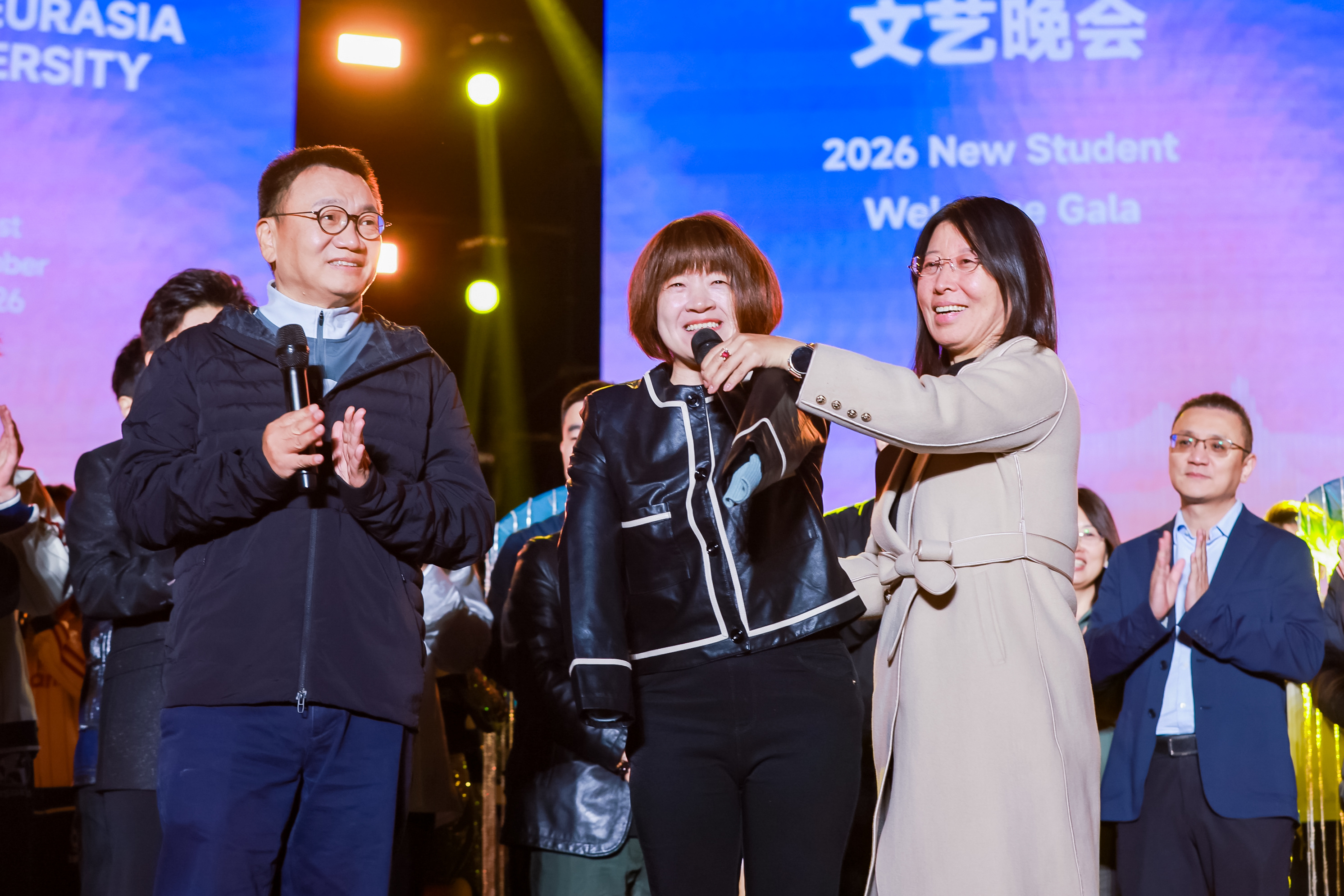 2003级校友李智华(中)在迎新晚会上分享感言