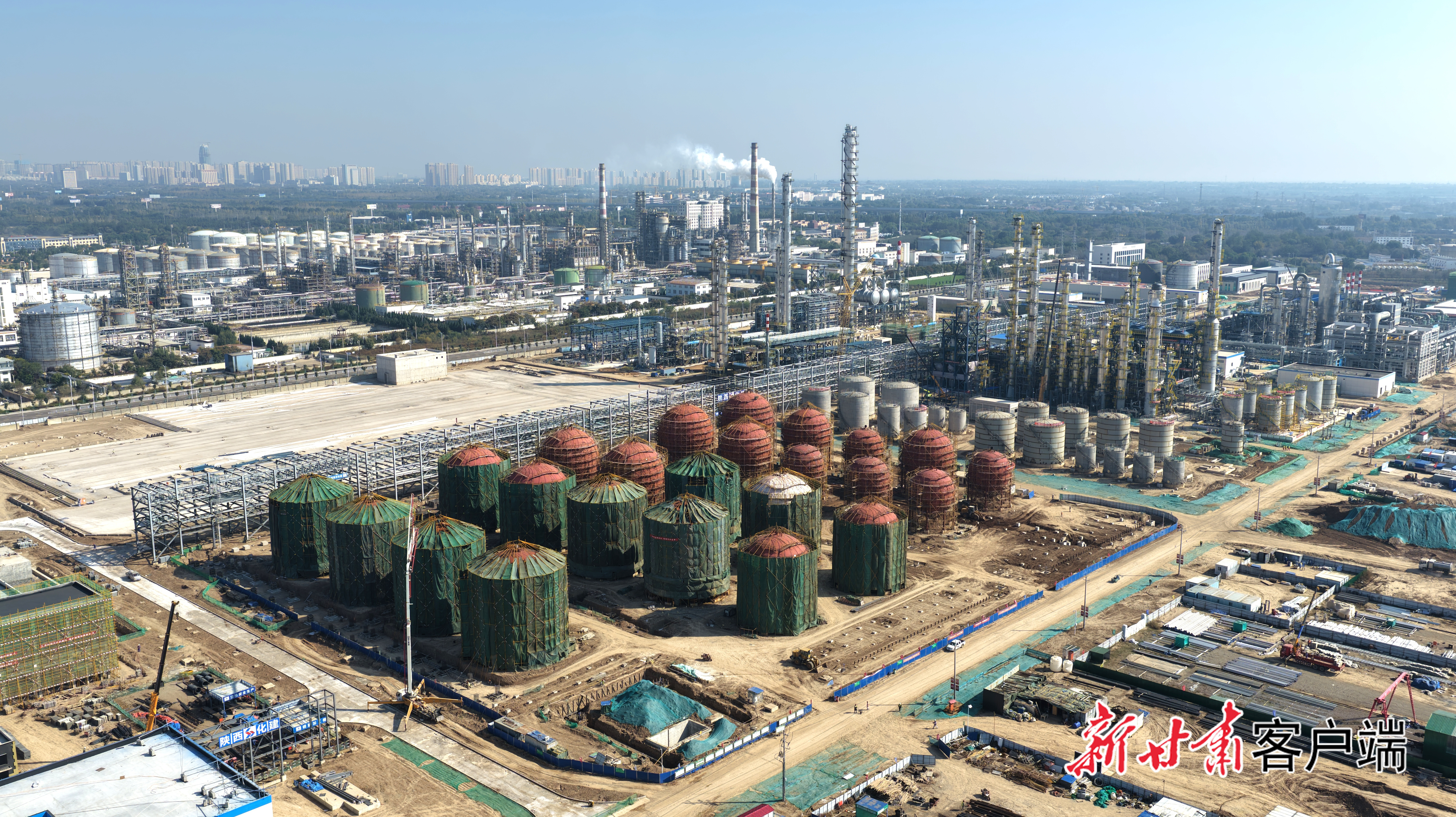 10月8日拍摄的庆阳同欣50万吨/年轻烃深加工项目建设现场　新甘肃&middot;甘肃日报通讯员　盘小美