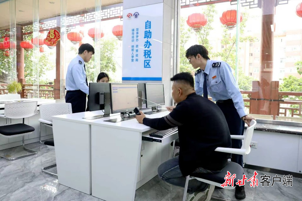 工作人员在自助办税区辅导纳税人自主申报