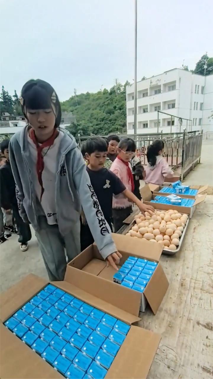 幸福：中国最偏远小学，娃们享受免费早餐