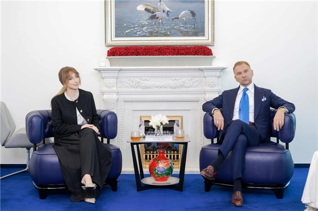 右为CLP团首席执行官西蒙·吉贝尔托尼(Simone Gibertoni)、左为长寿创新总监奥尔加·多尼卡(Olga Donica)
