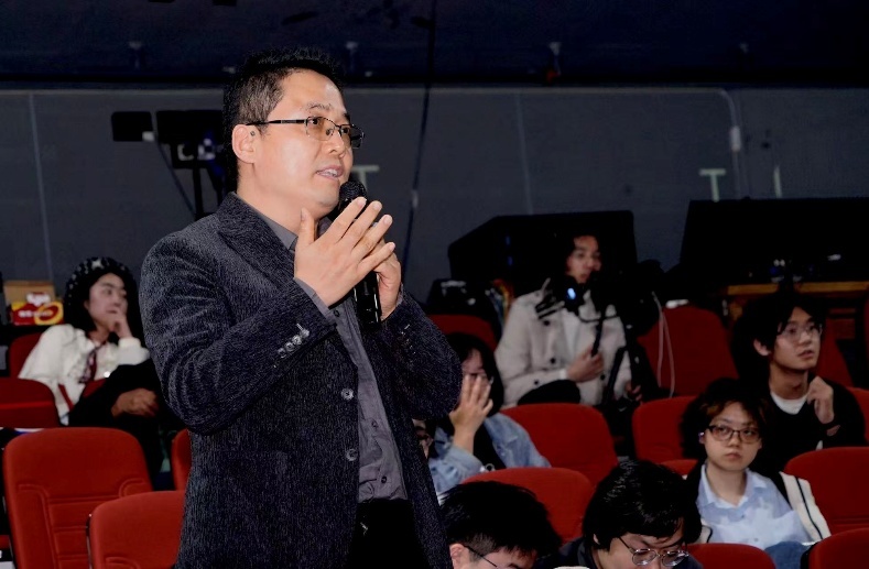 观影学者与施扬平交流 范素丽摄