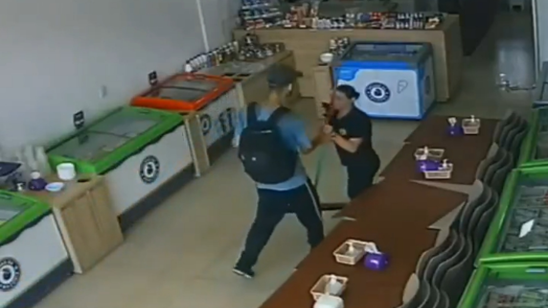 巴西男子持刀欲性侵女店员，遭女店员夺刀反杀，警方：女店员正当防卫，将被释放​