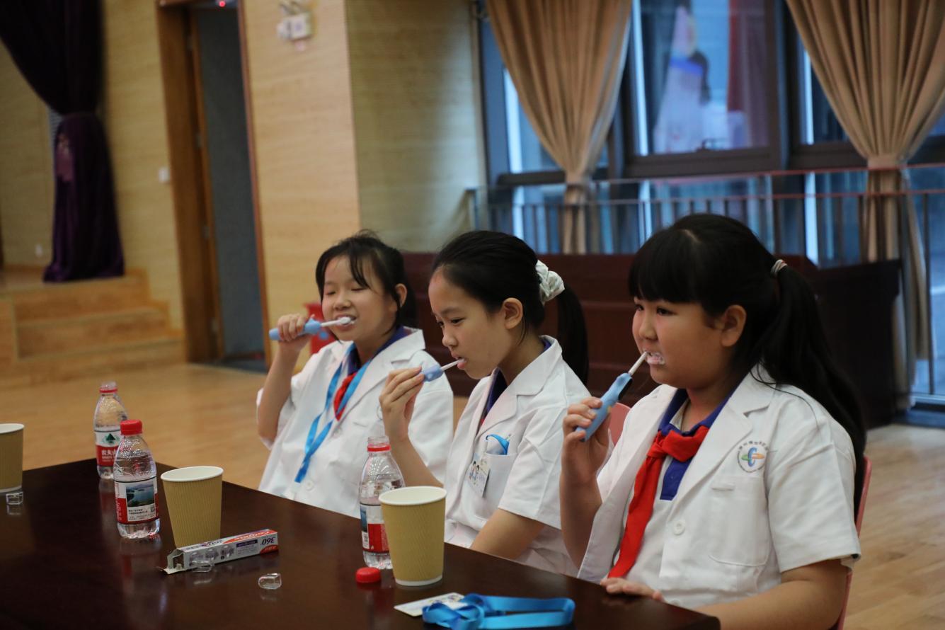 学生进行刷牙实操练习