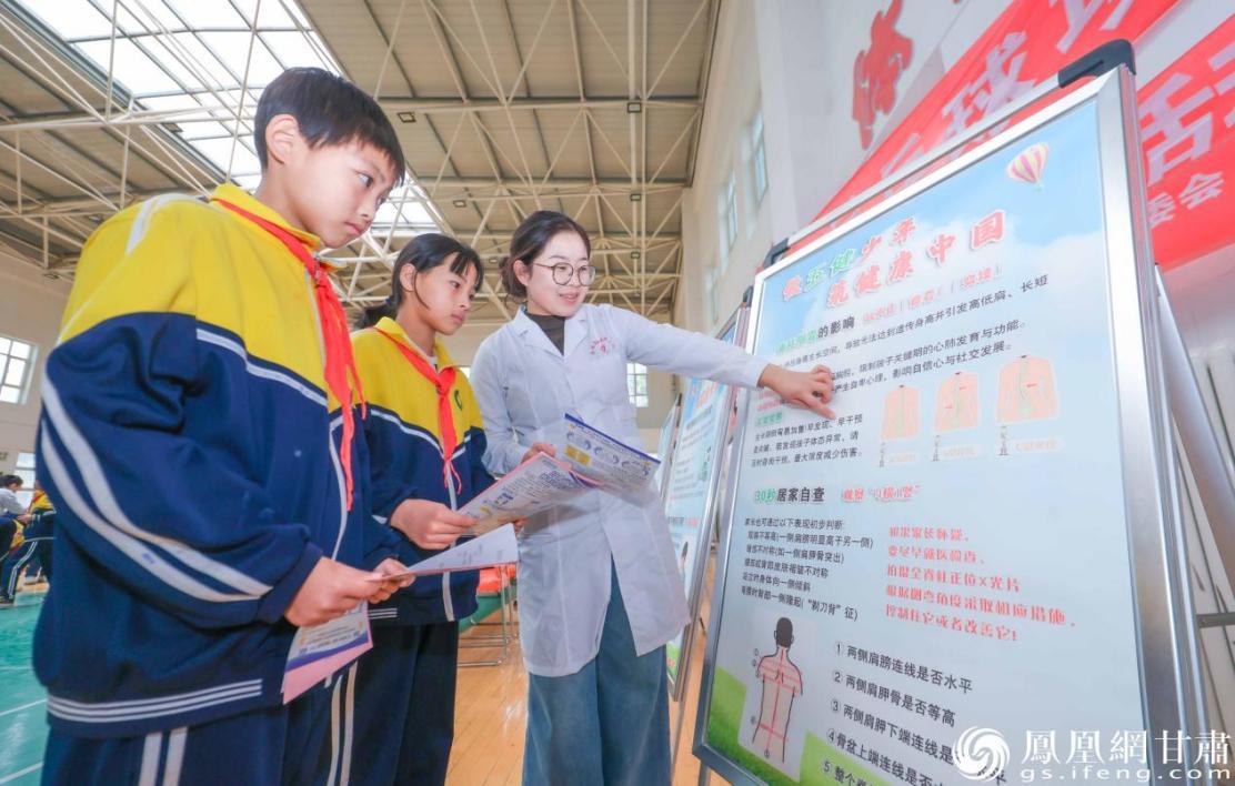 庄浪县医护人员向学生讲解脊柱健康知识,引导孩子们重视日常体态管理。