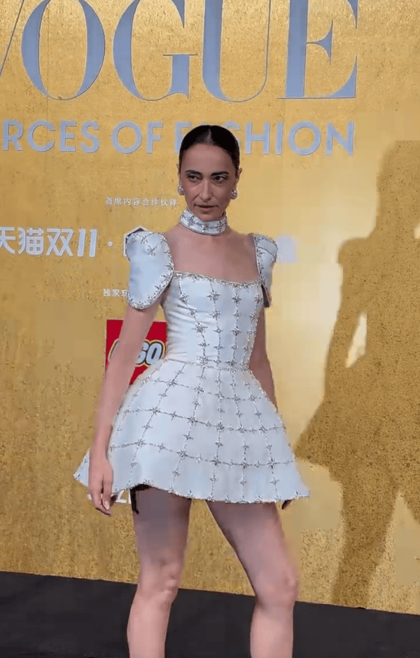 吴彦祖妻子参加盛典红毯 穿小白裙状态引热议