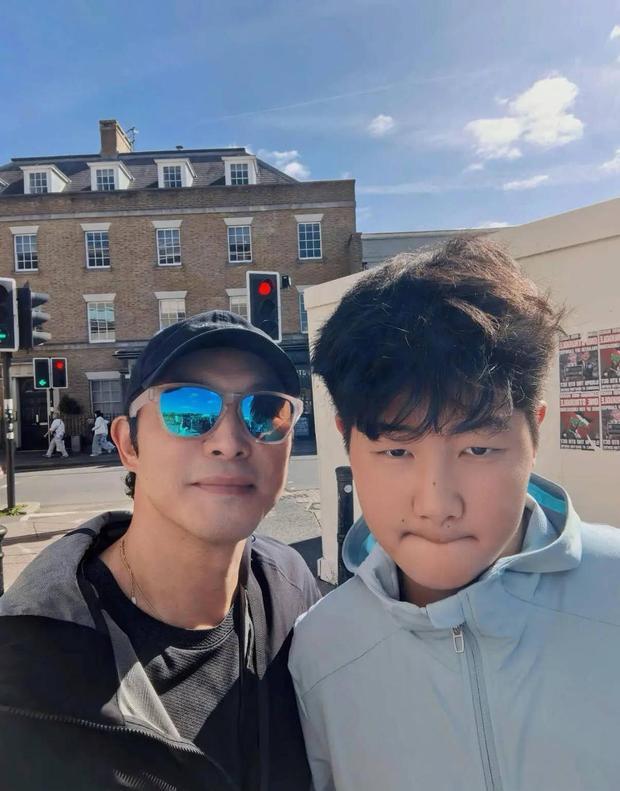 沙溢晒父子旅游随拍照，与12岁小鱼儿同框好温馨