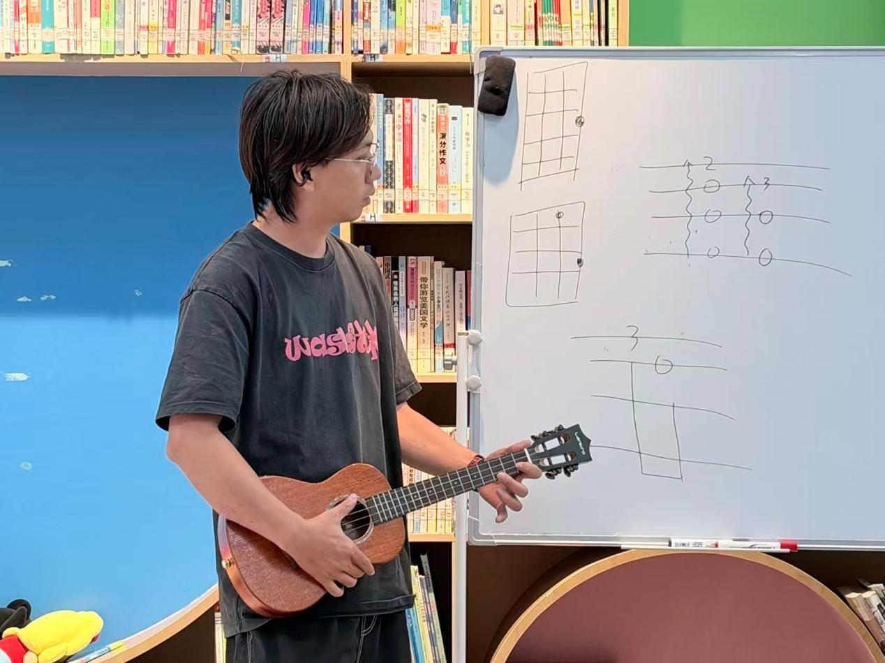 南昌社区“青年一刻钟”尤克里里公益课开课 零基础学员一节课弹出《贝加尔湖畔》