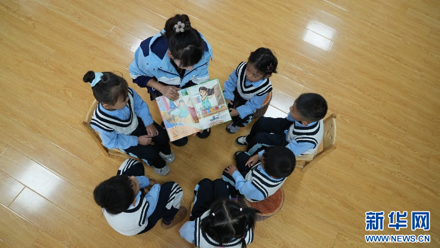 图为临夏市幼儿园的老师给孩子们讲绘本故事
