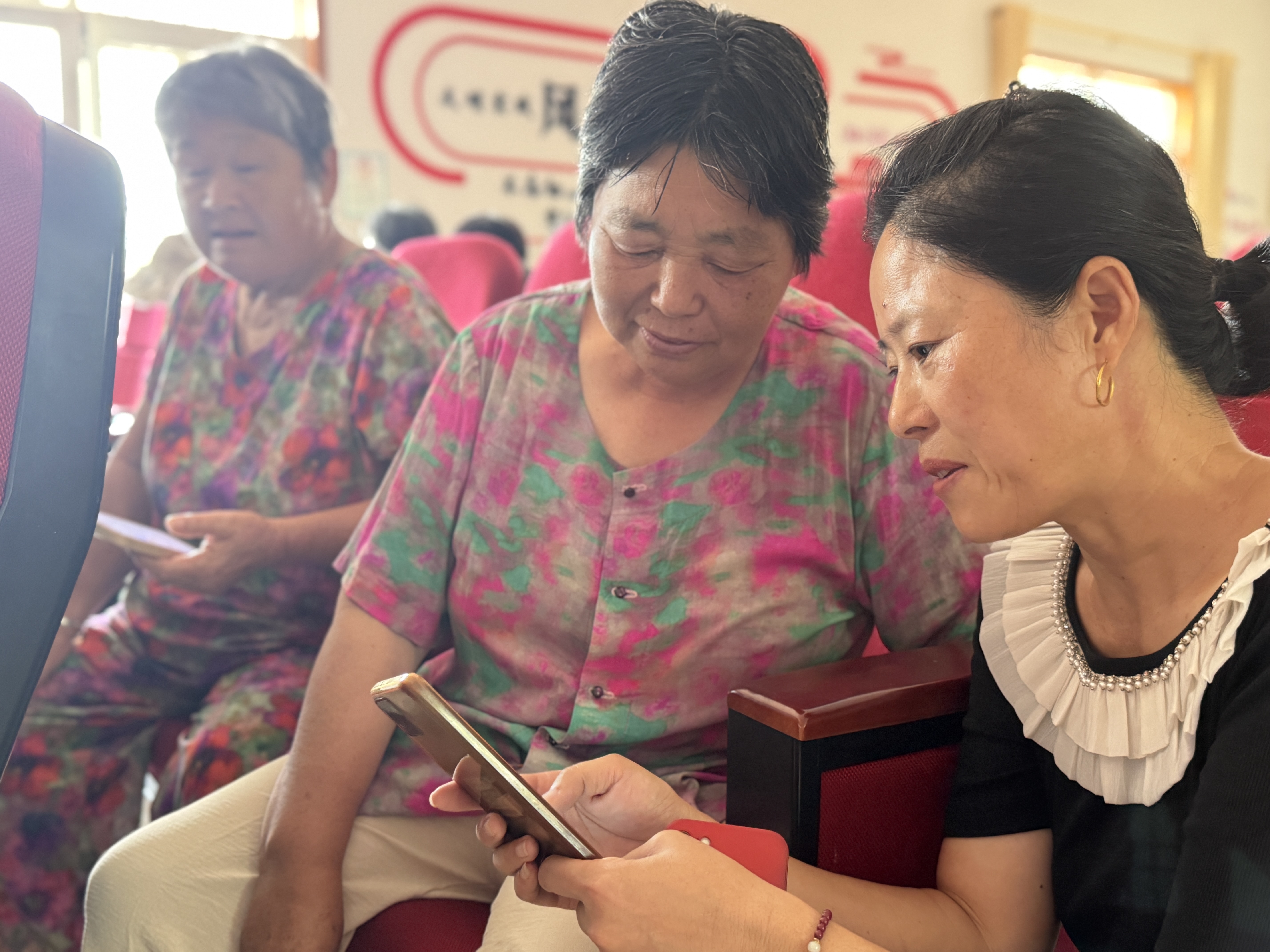 青岛乡里乡亲丨文明乡风好人好事 刘秀芹:银龄志愿暖夕阳,无私奉献显真情