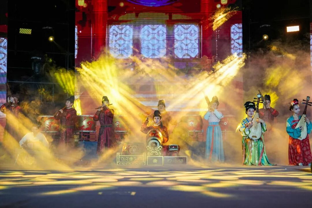 热爱点燃秋夜!西安欧亚学院迎新晚会Show出精彩