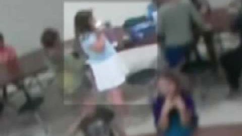 美国8岁女孩在校午餐时窒息身亡，悲痛父母公开监控视频要求给说法，监控