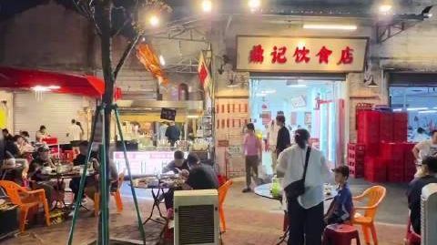 #广东身边事# 【#饭店里养的居然是愤怒的小鸟#】近日，广东一饭店老