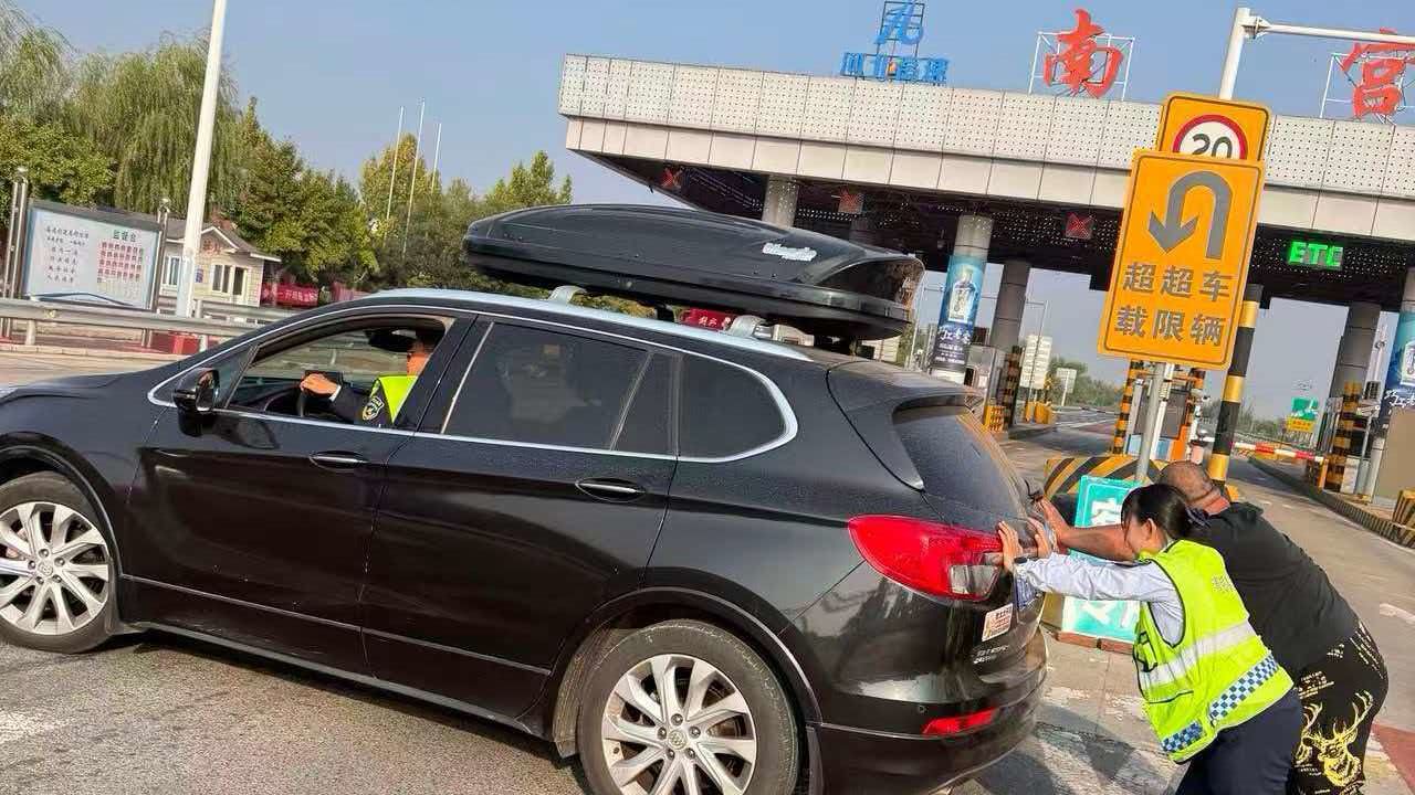 河北高速集团青银分公司南宫收费站：暖心救助故障车辆
