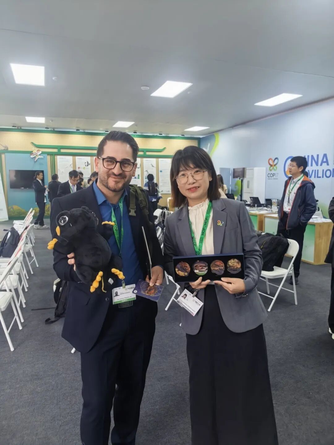 顾莉丽带着镇海棘螈文创产品与外国友人合照.jpg