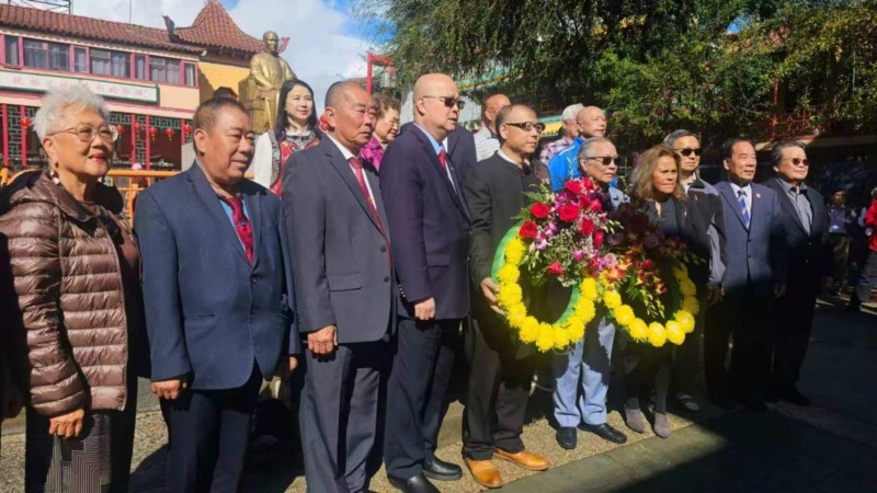 各大广府人联谊会分会会长与孙中山曾孙孙国雄向孙中山铜像献花圈